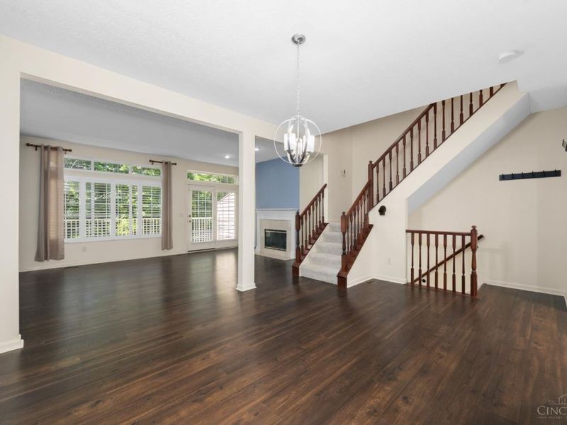 5927 Castlewood Crossing, Miami Twp, OH 45150 Photo 2