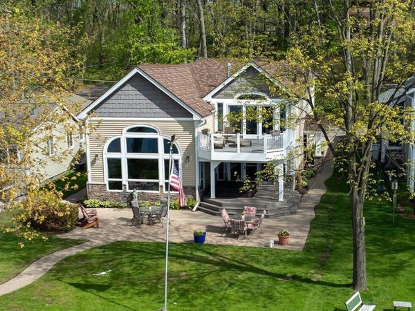 5256 Edgelake Drive, Pinckney, MI 48169