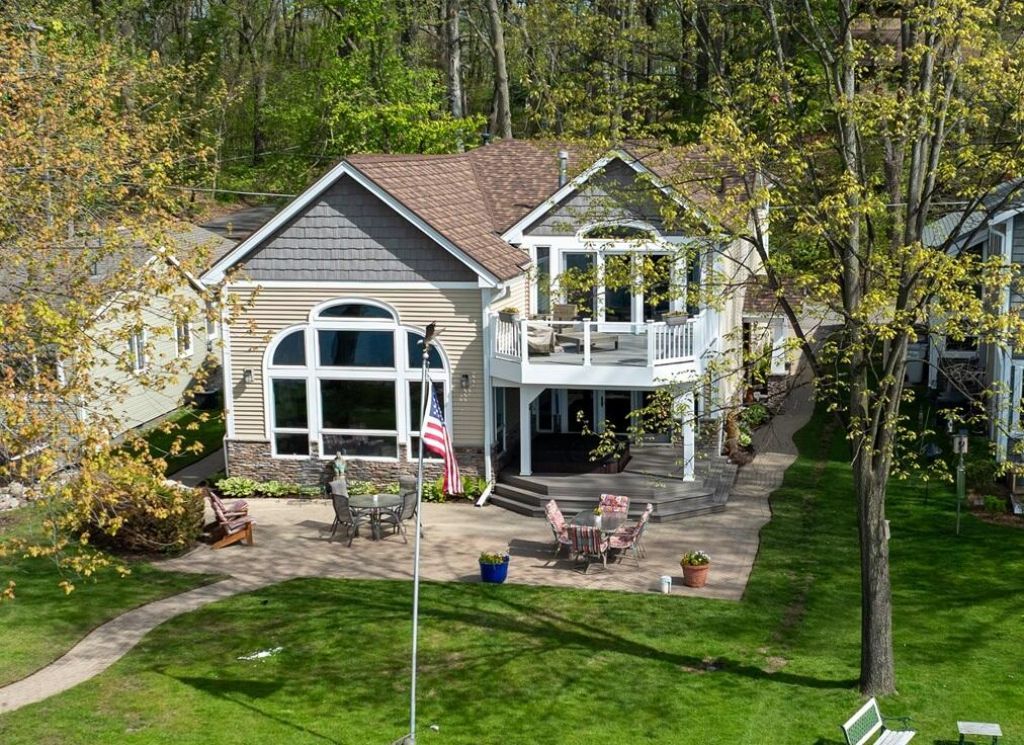 5256 Edgelake Drive, Pinckney, MI 48169 Main Photo