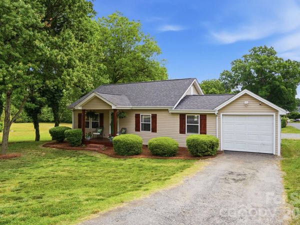 215 W Dallas Road , Stanley, NC 28164