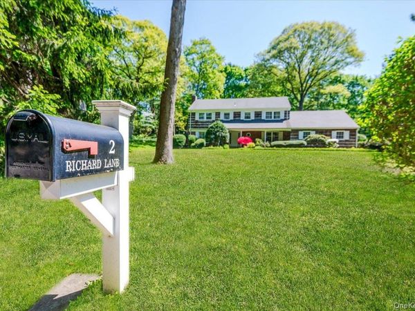 2 Richard Lane , Huntington, NY 11743