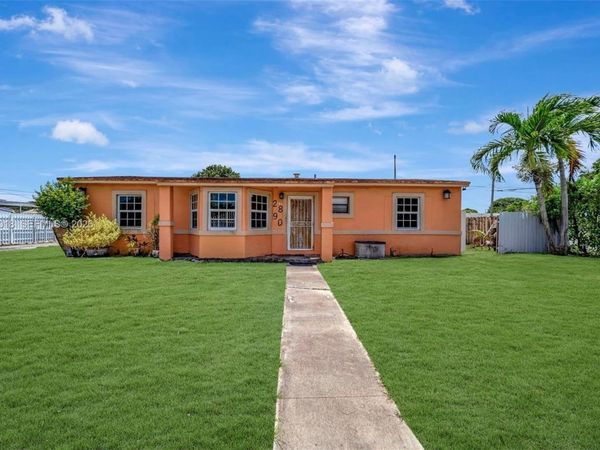 2890 NW 160th St , Miami Gardens, FL 33054