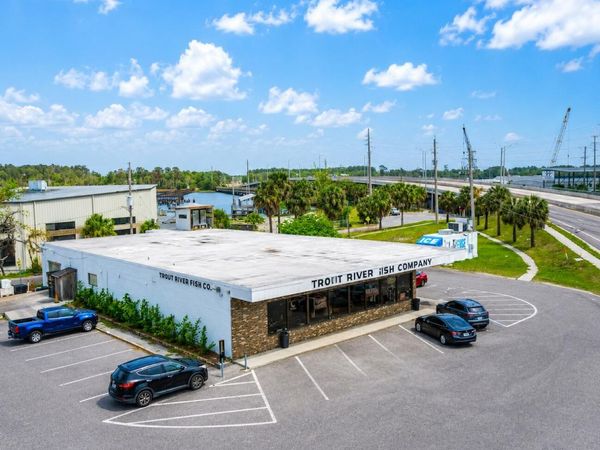 8074 N MAIN Street, Jacksonville, FL 32208