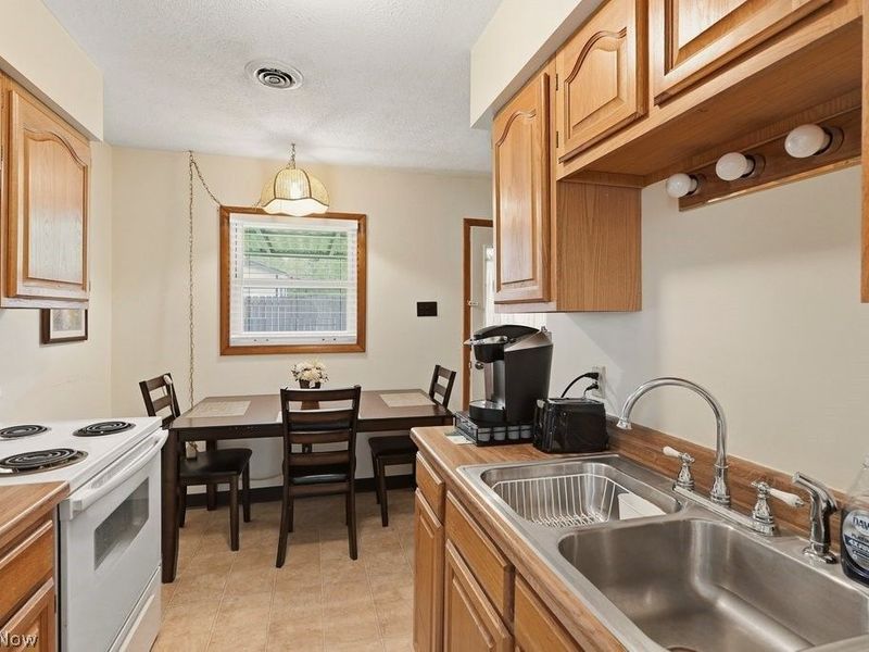 39 Castle Drive , Stow, OH 44262 Photo 4
