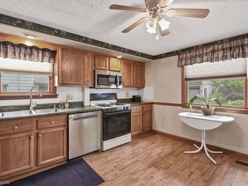 1733 Saratoga Avenue , Cleveland, OH 44109 Photo 16