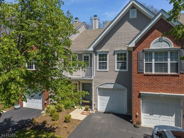 903 Springhouse Dr, Readington, NJ 08889