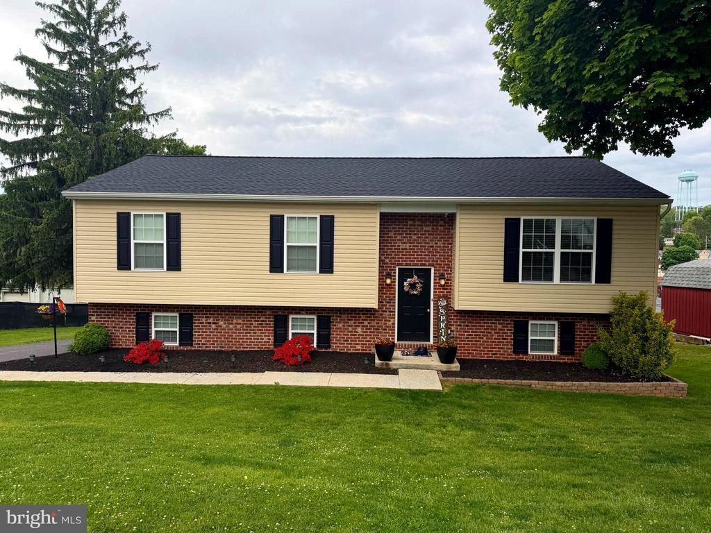 18 E HIGH STREET, YOE, PA 17313