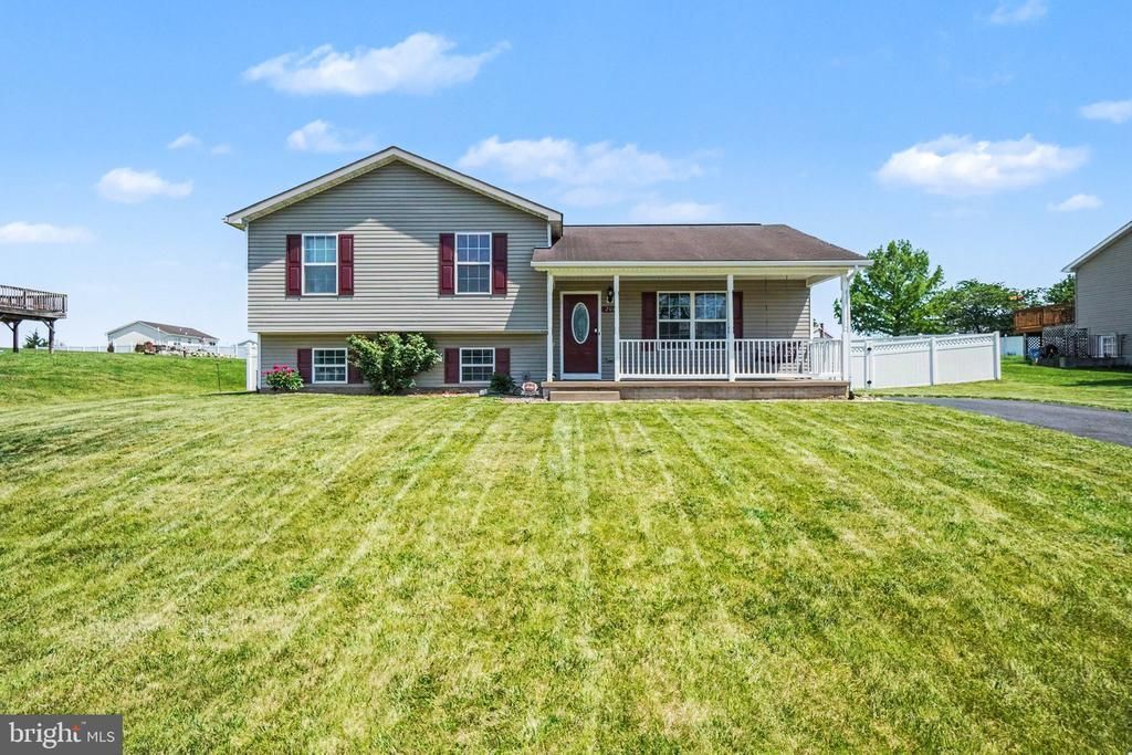 206 Pike Ct, Shippensburg, PA 17257 Main Photo