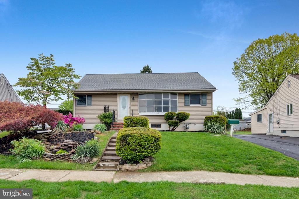 1534 EASTWOOD DRIVE, BETHLEHEM, PA 18018