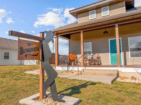 215 W College Street , Branson, MO 65616