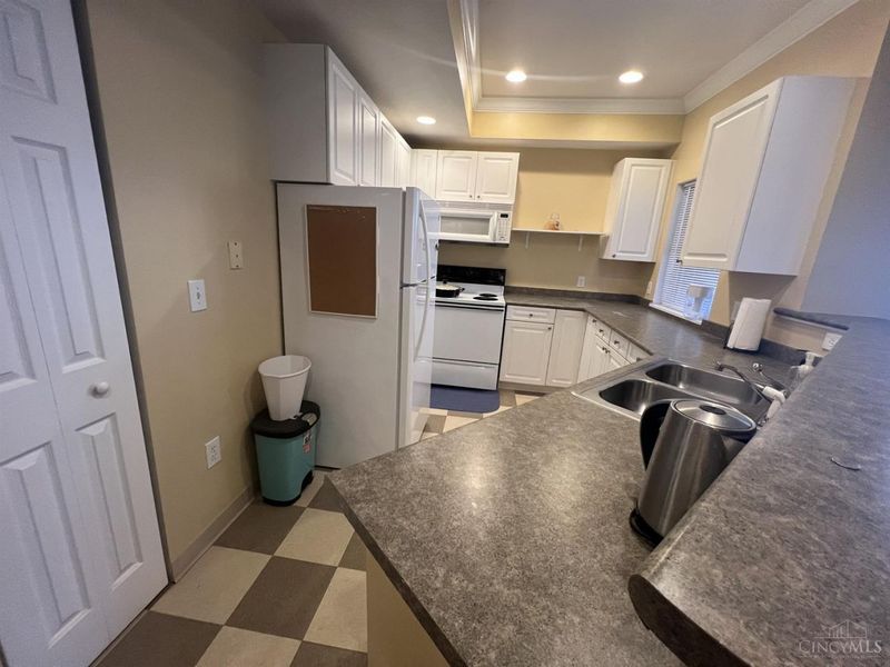 207 E University Avenue, Cincinnati, OH 45219 Photo 7