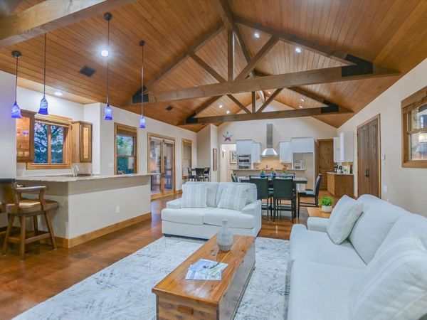 409 Venture BLVD S, Point Venture, TX 78645