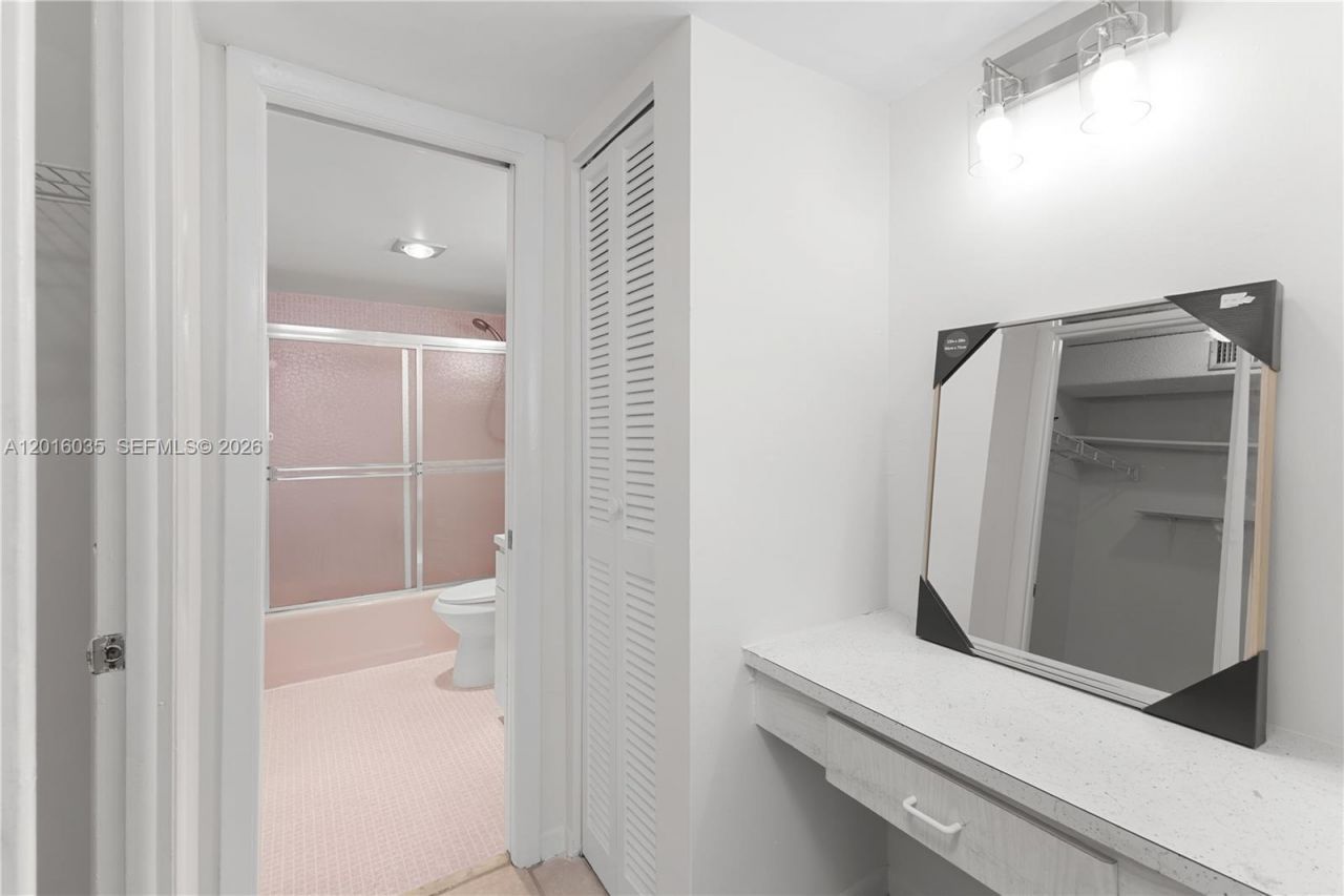 345 Ocean Dr , Unit 424, Miami Beach, FL 33139 Photo
