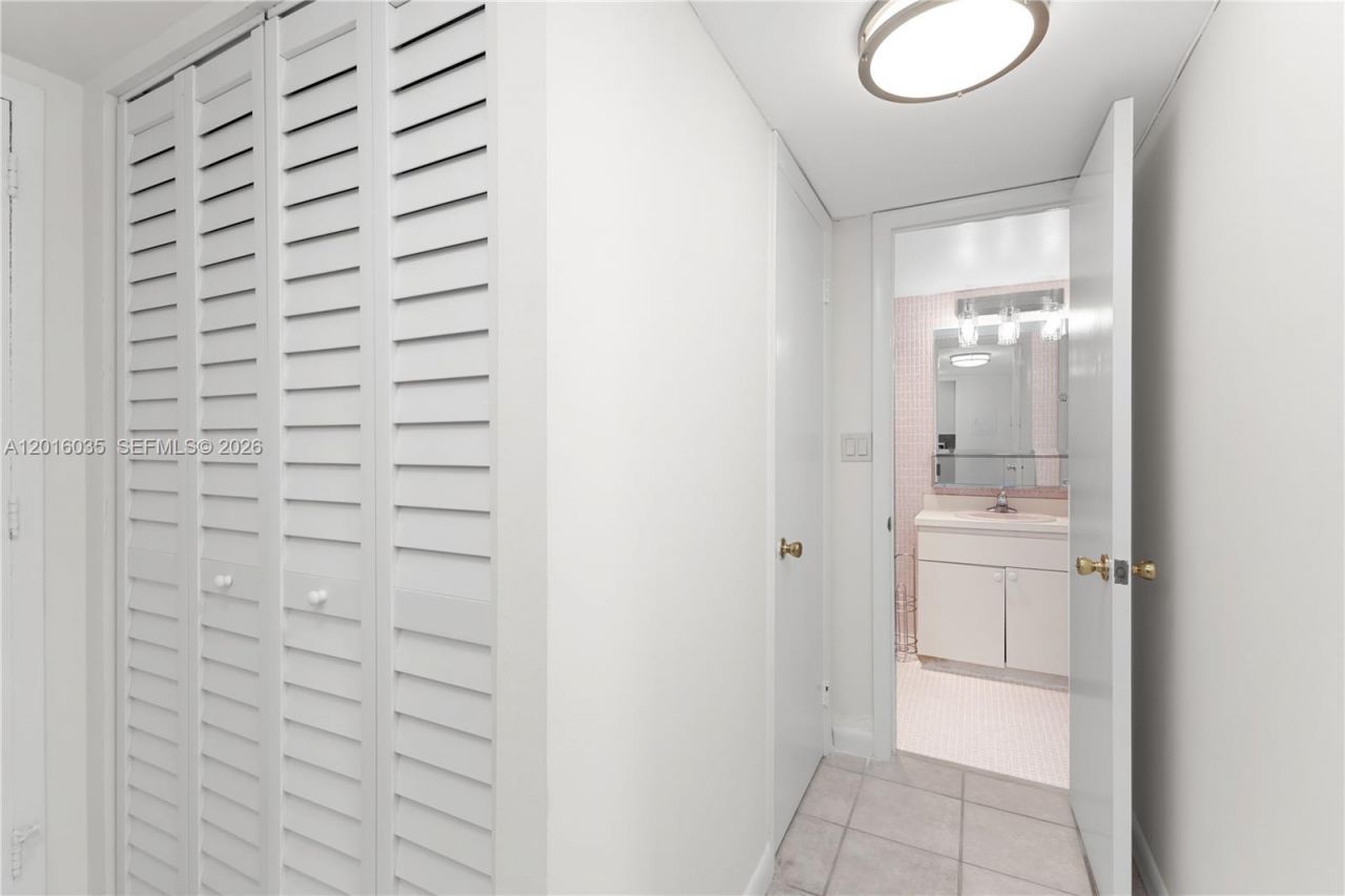 345 Ocean Dr , Unit 424, Miami Beach, FL 33139 Photo