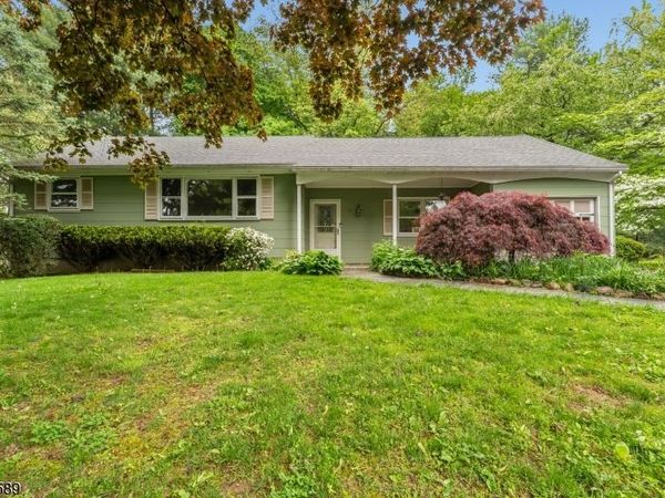 19 Hillside Dr, Clinton, NJ 08809