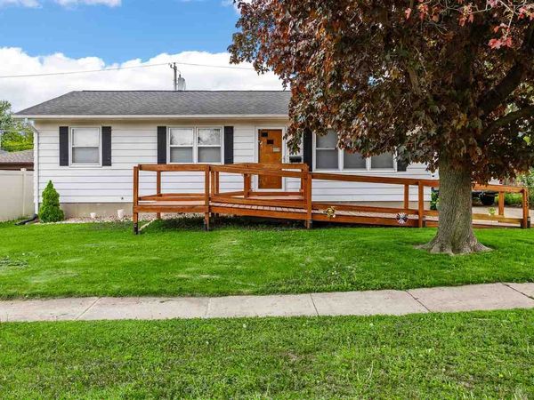 133 NW Wesley Dr, Cedar Rapids, IA 52405