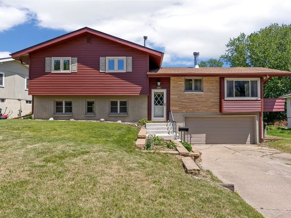 3908 Knollcrest NE, Cedar Rapids, IA 52402