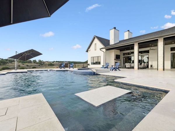 1051 N Cattlemans Crossing Dr, Kerrville, TX 78028
