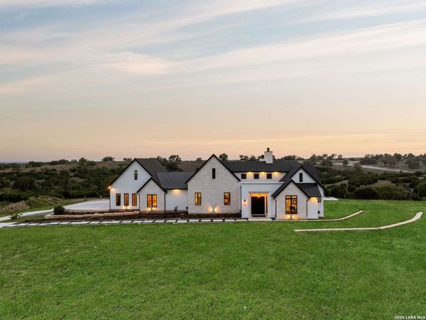 1051 N Cattlemans Crossing Dr, Kerrville, TX 78028