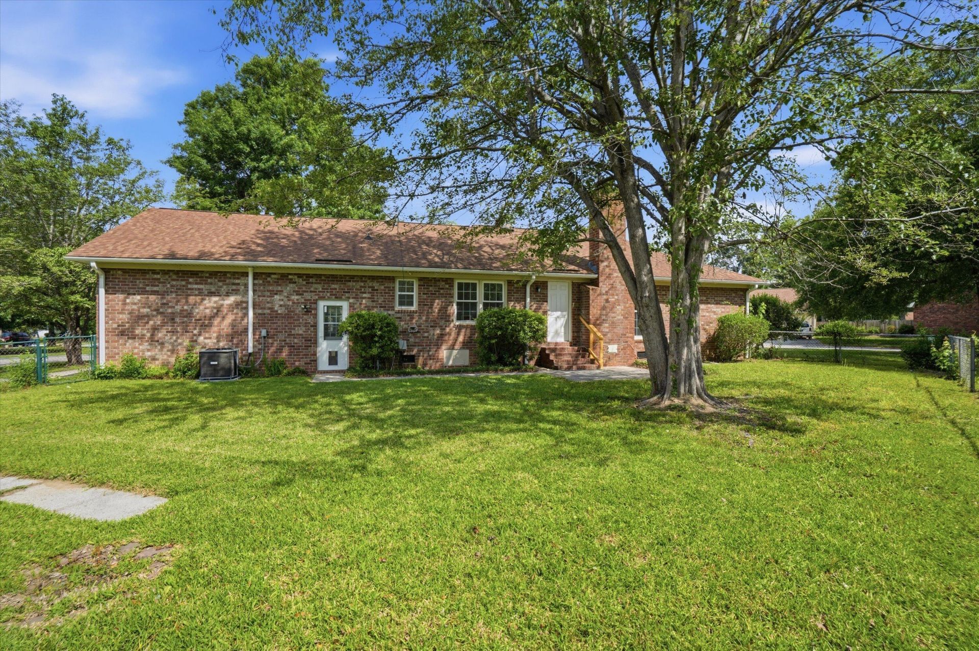 101 Hanover Court Photo 32