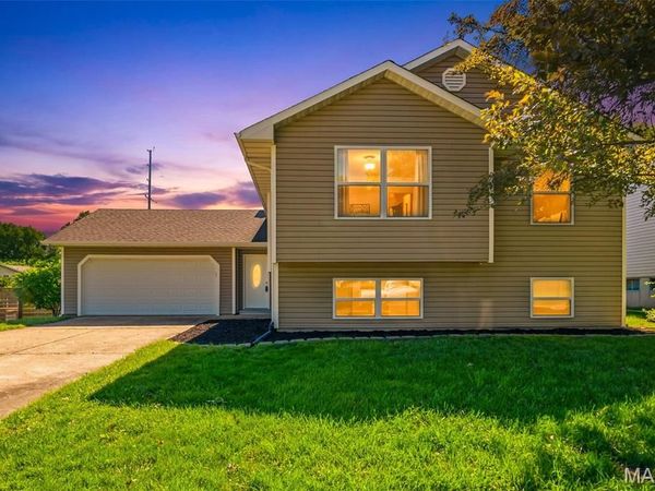 1145 Claycrest Circle, St Charles, MO 63304