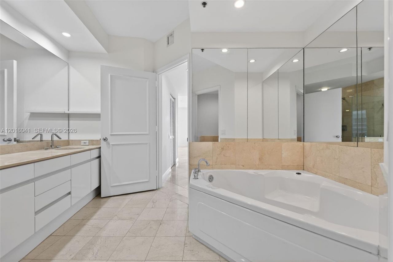 808 Brickell Key Dr, Unit 3304, Miami, FL 33131 Photo