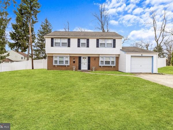 8 HAWKINS LANE, WILLINGBORO, NJ 08046