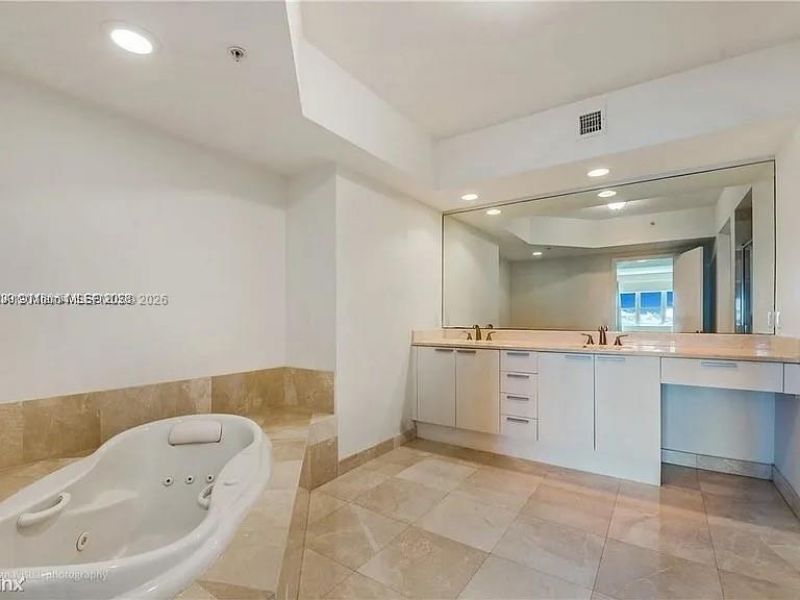 14951 Royal Oaks Ln , Unit 1908, North Miami, FL 33181 Photo