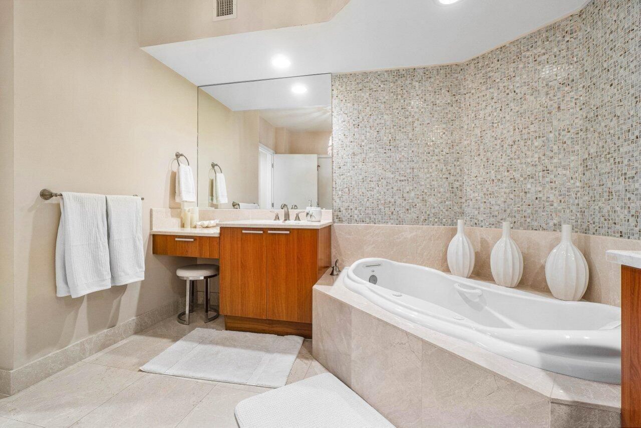 2650 Lake Shore Drive, Unit 206, Riviera Beach, FL 33404 Photo