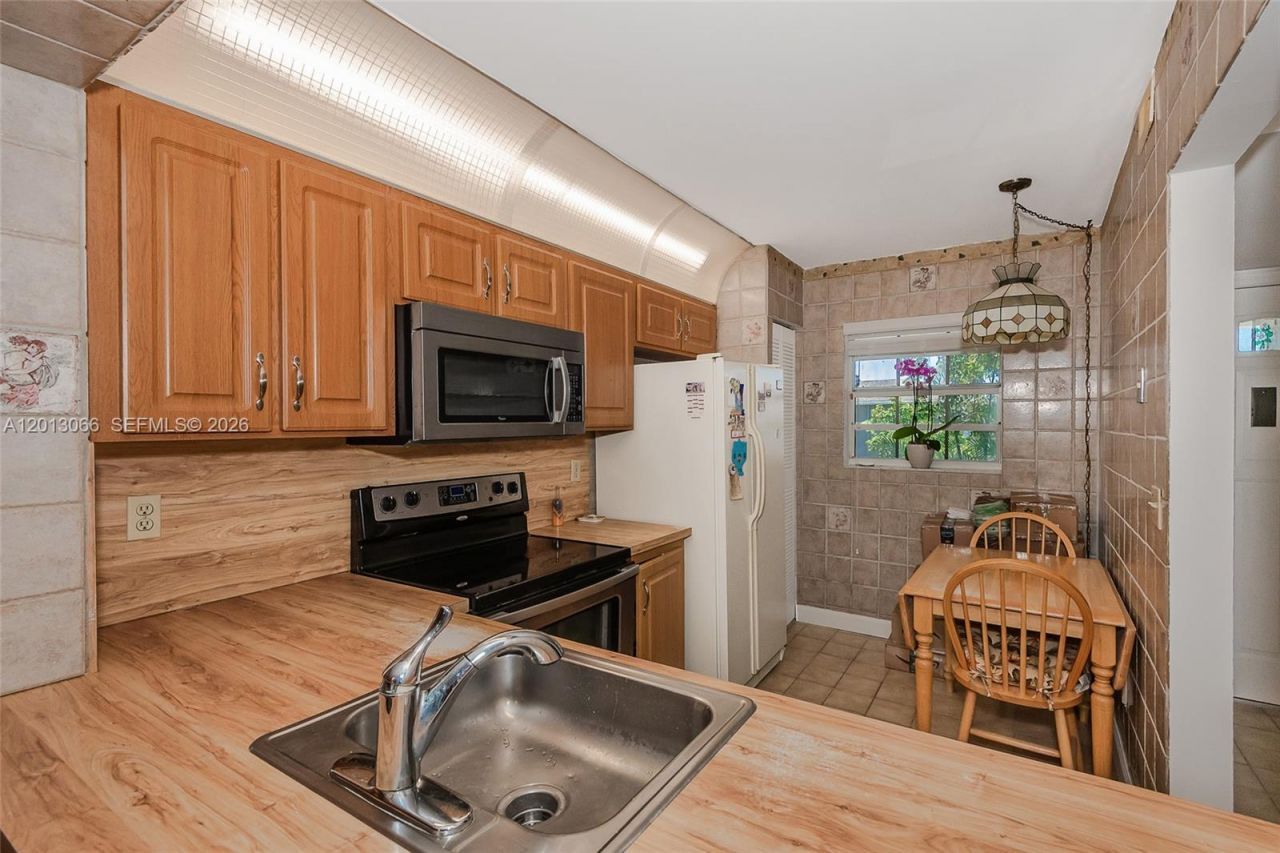 430 NE 210th Cir Ter , Unit 201-3, Miami, FL 33179 Photo
