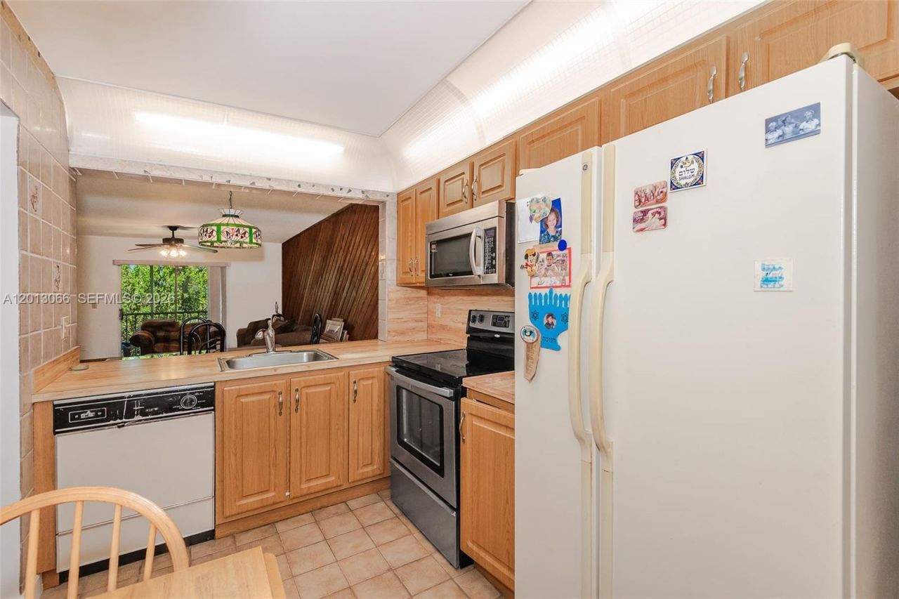 430 NE 210th Cir Ter , Unit 201-3, Miami, FL 33179 Photo