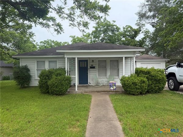 601 N Market Street , Hallettsville, TX 77964