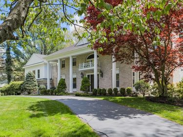 64 Country, Weston, MA 02493