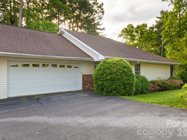 108 BridgetteÂ Loop Road , Hendersonville, NC 28791