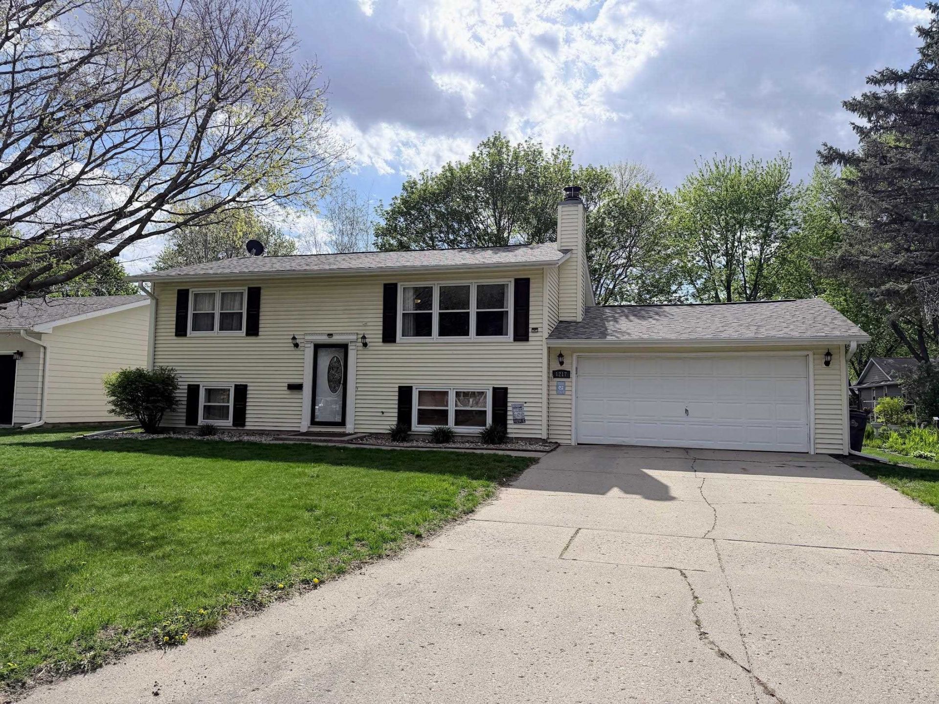1217 13th Avenue W, Spencer, IA 51301 Main Photo