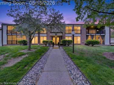 18285 University Park Drive, Livonia, MI 48152