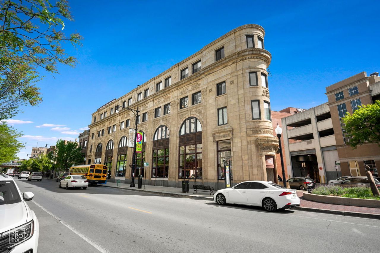 3325 N Lincoln Avenue, Unit 302, Chicago, IL 60657 Main Photo