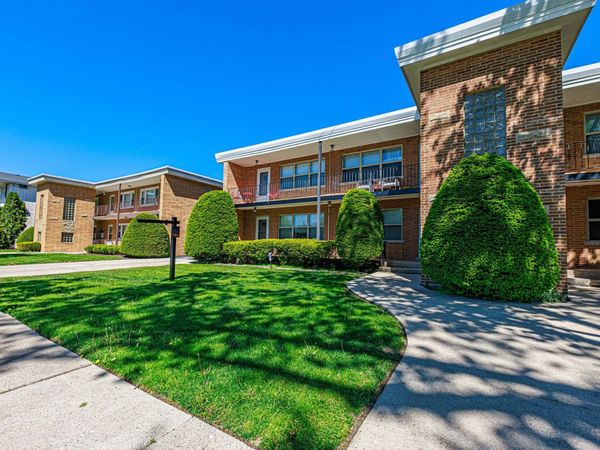 1235 Homestead Road, Unit E, La Grange Park, IL 60526