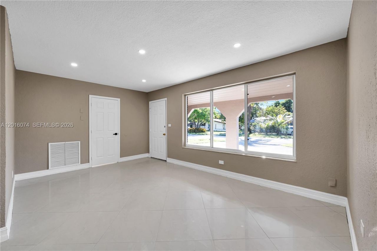 2512 Alcazar Dr, Miramar, FL 33023 Photo
