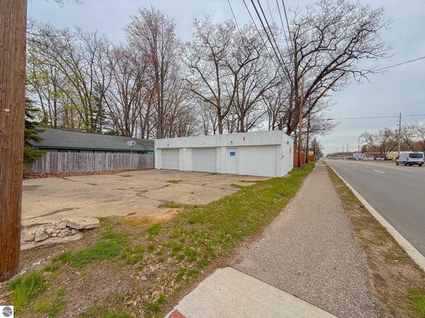 4082 Houghton Lake Drive W, Houghton Lake, MI 48629