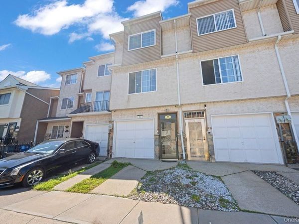 84 Long Pond Lane , Staten Island, NY 10304