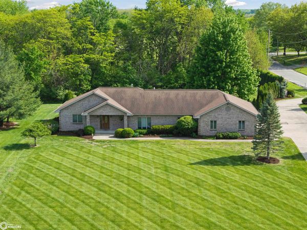 1301 S Maple Street, Fairfield, IA 52556