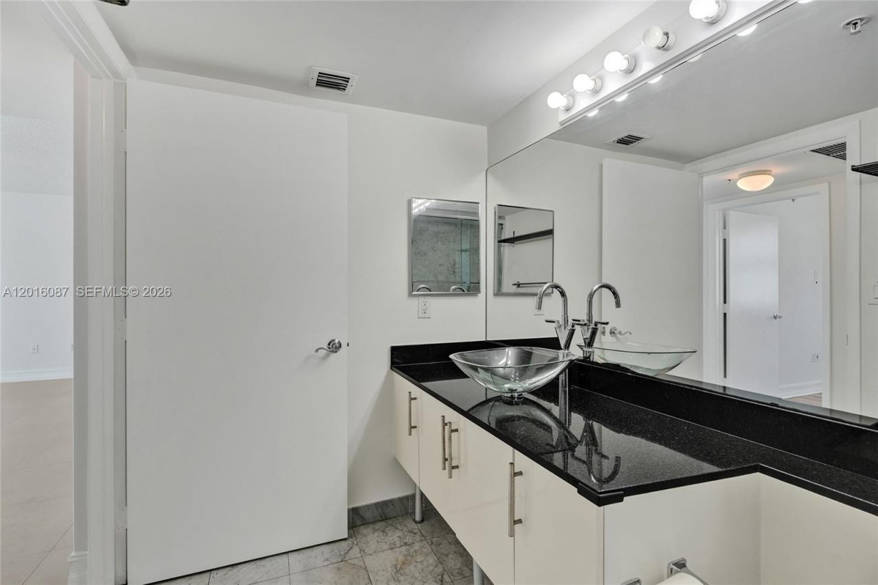 31 SE 5th St, Unit 2305, Miami, FL 33131 Photo