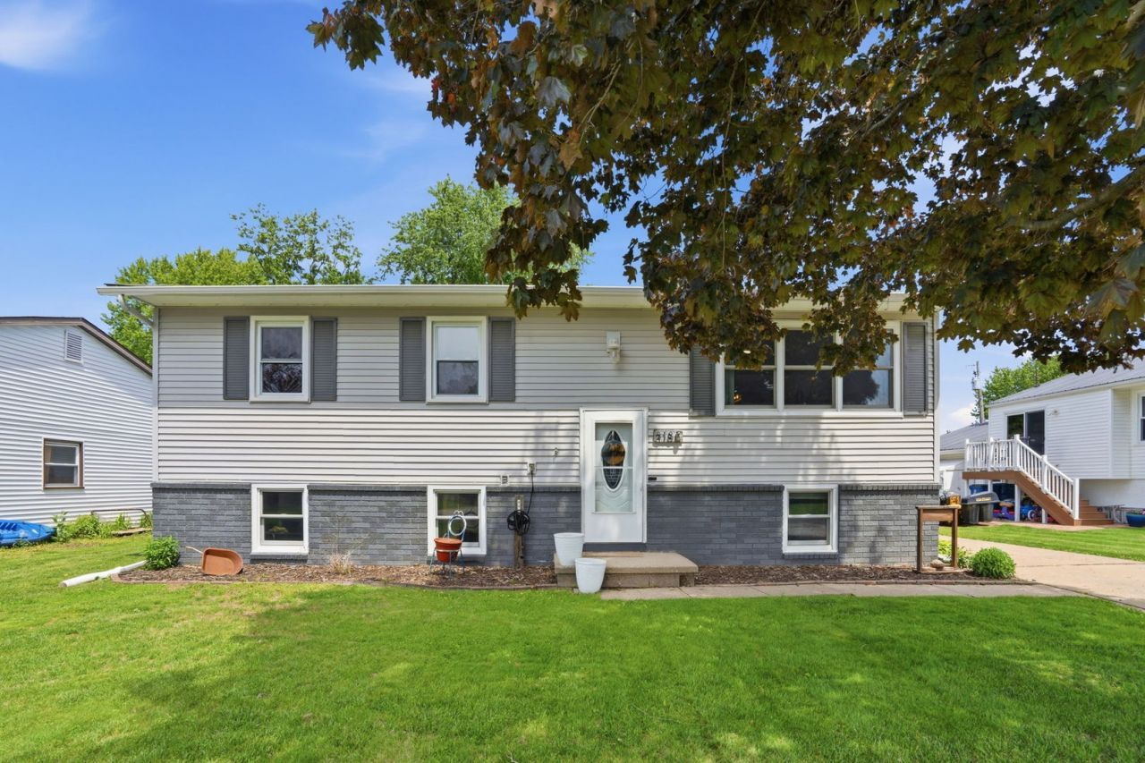 318 E Parkway Drive, Blue Grass, IA 52726 Main Photo