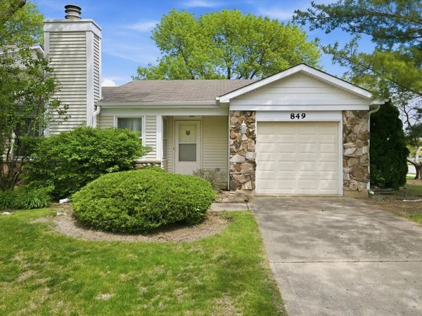849 Colony Lake Drive, Schaumburg, IL 60194