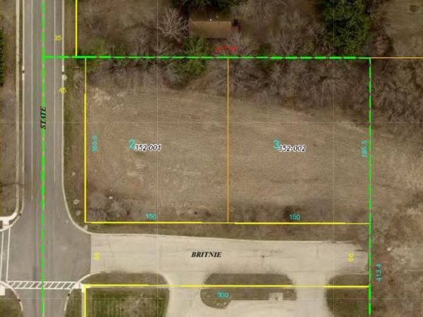 2 E Britnie Dr, Poplar Grove, IL 61065