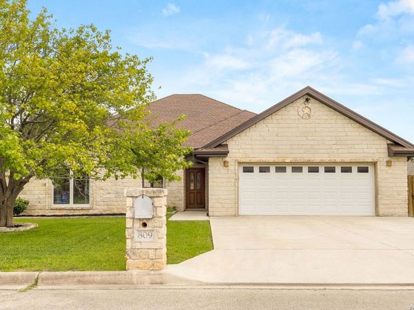 809 Saint James, Seguin, TX 78155