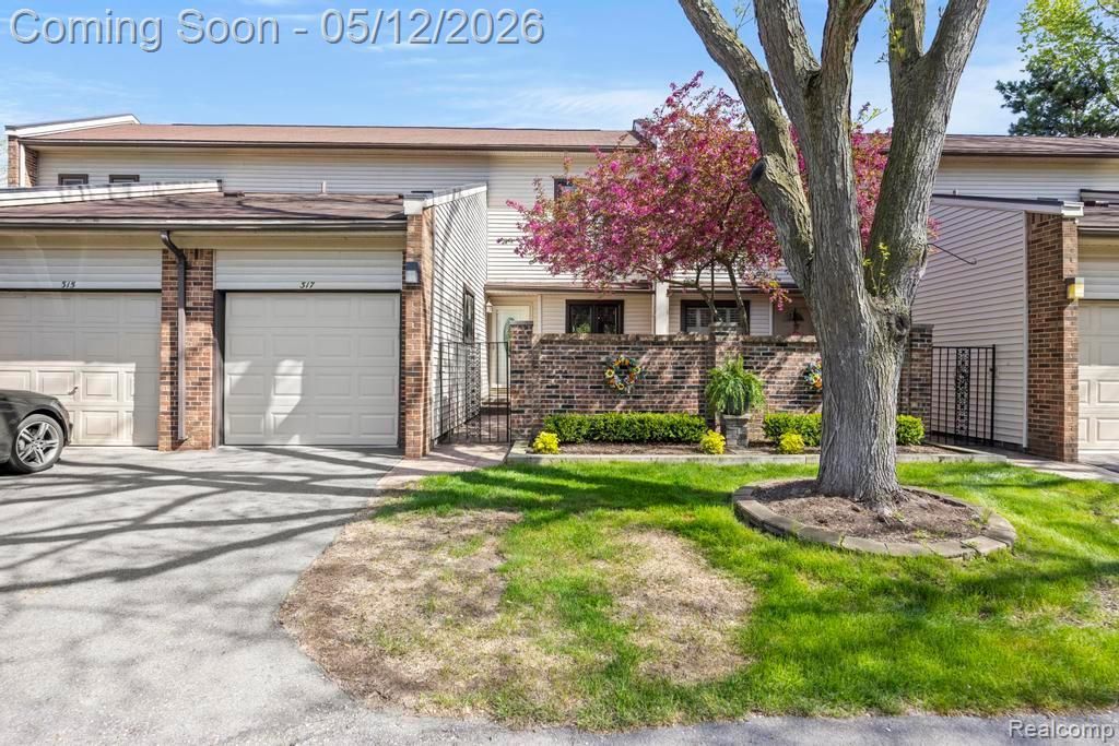 317 Willow Grove Lane, Rochester Hills, MI 48307 Main Photo