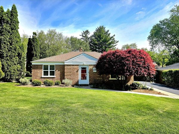 636 E Rockland Road , Libertyville, IL 60048