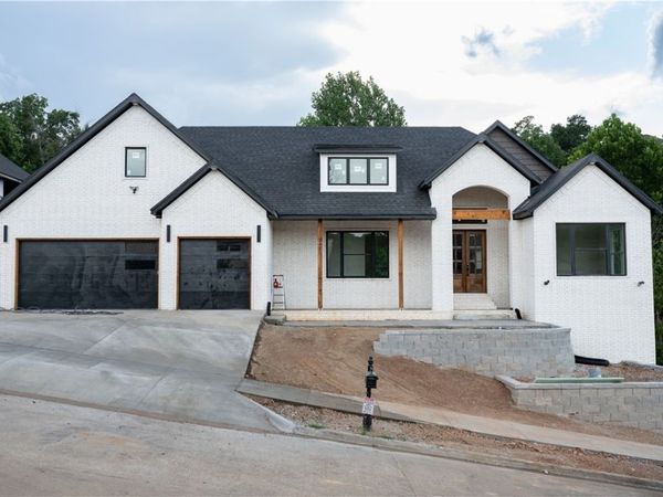 2005 NE Chaucer Street , Bentonville, AR 72712